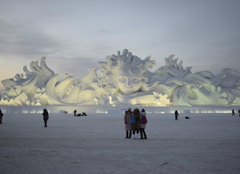 Esculpir hielo y esperar la noche para disfrutar de las luces en las esculturas son dos de las atracciones de los turistas en Harbin. FOTO efe