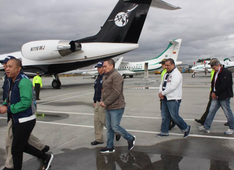 Entre los extraditados está alias “el Búho” (centro de chaqueta café), a quien responsabilizan de una masacre en Cali. FOTO CORTESÍA