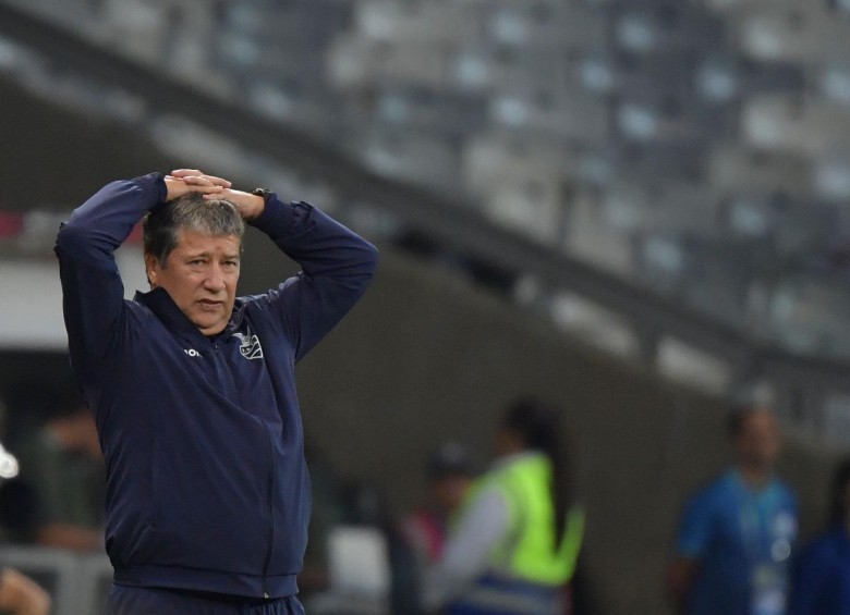 El técnico Bolillo Gómez lamentando la suerte de su equipo. FOTO AFP