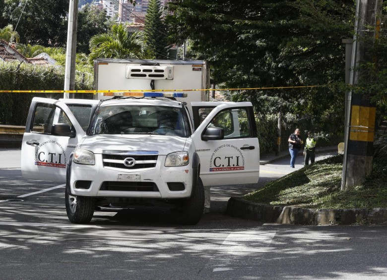 Homicidio en el sector del Poblado donde fue abaleado un carro con dos ocupantes y fueron llevados a la Clínica El Rosario. FOTO: Manuel Saldarriaga. 