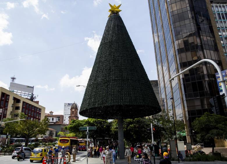 En la avenida La Playa con la Oriental ya erige este gran árbol navideño. Foto: Malala