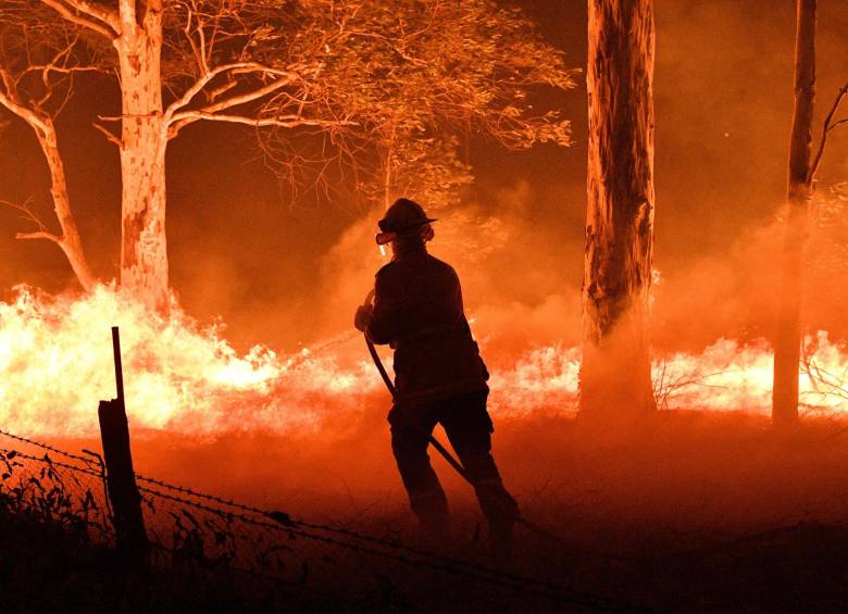 Durante la temporada de incendios en Australia más de 200 viviendas fueron destruidas y algunos pueblos se han convertido en ruinas humeantes. FOTO: AFP