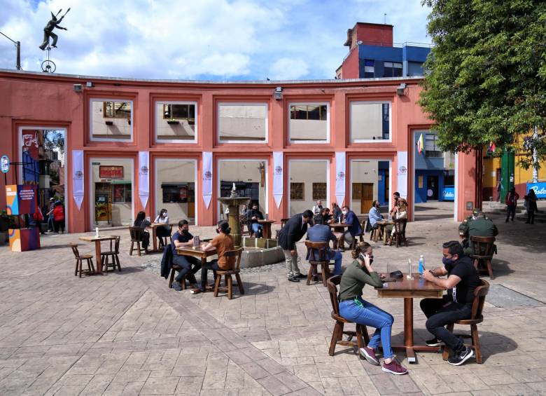 Los restaurantes del país que se reactivaron con servicio a la mesa incluyen protocolos de aislamiento entre los visitantes, para garantizar la recomendación de autocuidado. FOTO colprensa