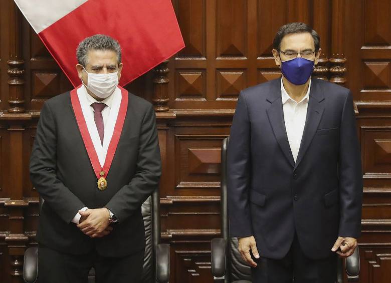 El presidente de Perú, Martín Vizcarra (derecha), junto al presidente del Congreso, Manuel Merino. FOTO EFE