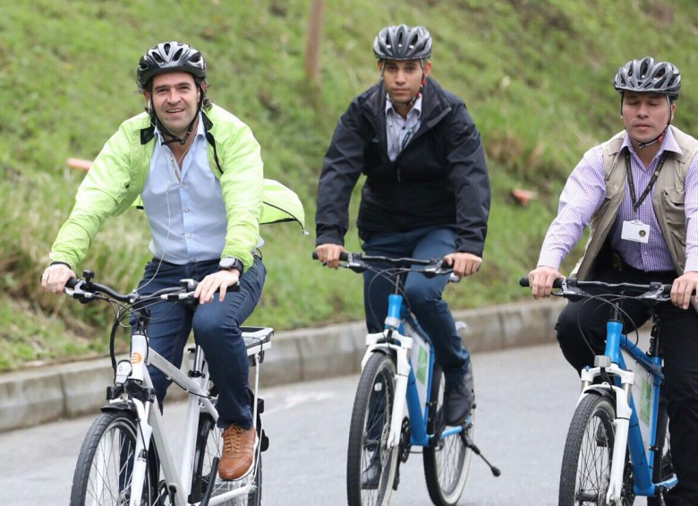 El alcalde de Medellín Federico Gutiérrez llegó a su despacho en la Alpujarra en bicicleta. FOTO ALCALDÍA DE MEDELLÍN
