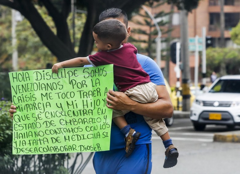 La difícil situación de Venezuela obliga a sus nacionales a venirse a Colombia, donde también reina el desempleo y esto los obliga casi que a mendigar por las calles. FOTO JAIME PÉREZ