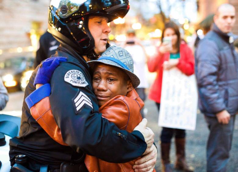 El abrazo ocurrió durante las protestas en Portland. FOTO AP