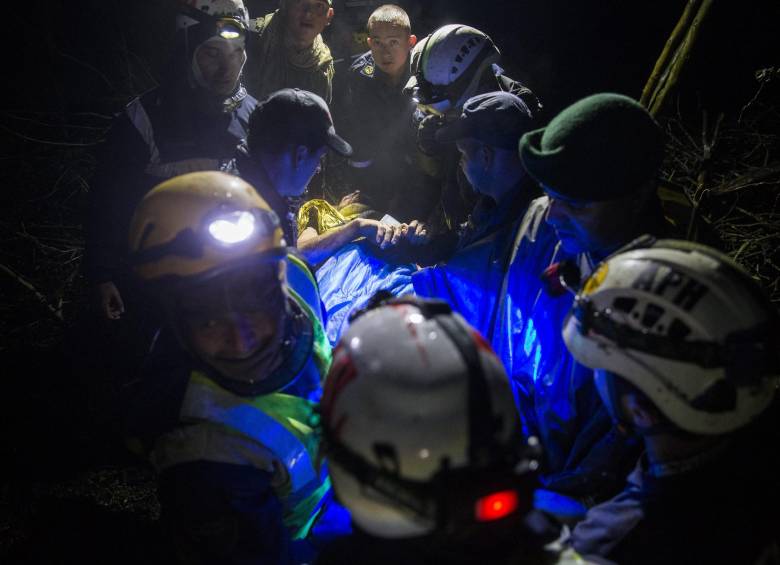 Un niño guió el rescate del primer sobreviviente hallado en la zona donde se accidentó el avión que transportaba al equipo de fútbol brasileño Chapecoense. FOTO ESTEBAN VANEGAS