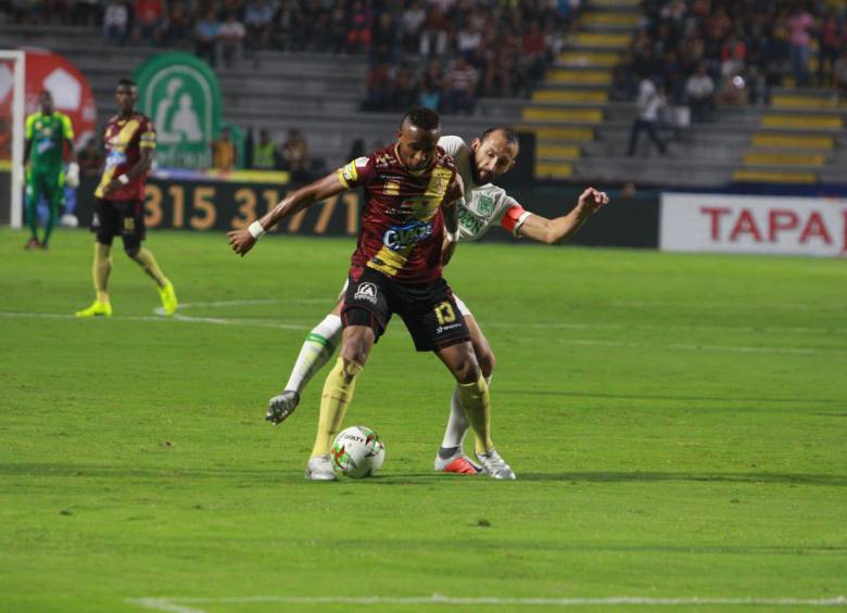 Hernán Barcos luchó pero no tuvo suerte para anotar. En la oportunidad más clara que generó estrelló la pelota contra el palo. FOTO COLPRENSA