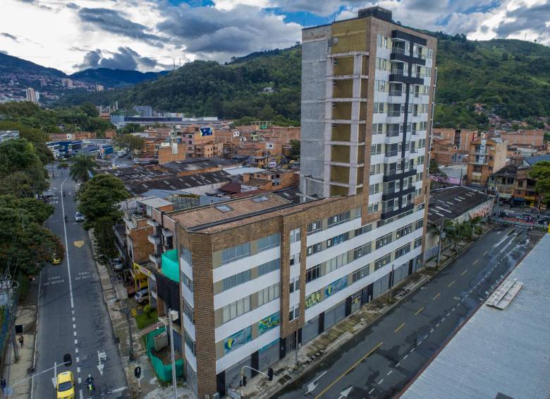 Este es el edificio Babilonia P.H., con sus vías aledañas, en el barrio Las Mercedes de Itagüí. FOTO: Juan David Úsuga. 