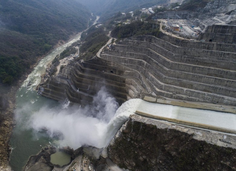 Esta panorámica muestra el vertedero de la central eléctrica Hidroituango, por el cual pasa el río Cauca, en el norte de Antioquia. FOTO: Esteban Vanegas.
