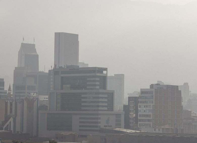 Fotografía del 5 de marzo de 2020, tomada en el Centro de Medellín, en plena contingencia ambiental, que no ha sido superada a pesar de la implementación del Pico y Placa Ambiental. FOTO: Jaime Pérez.