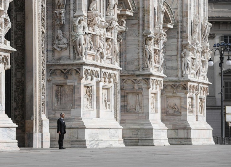 El tenor también cantó Amazing Grace fuera de la catedral. Foto: Piero Cruciatti - AFP