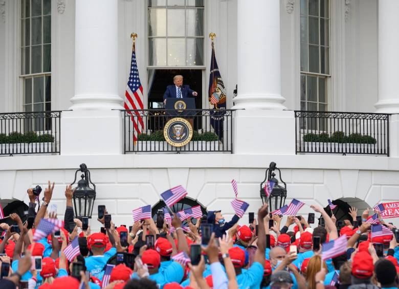 Una multitud se agolpó en uno de los jardines de la Casa Blanca en Washington, sin distanciamiento social, para escuchar a Trump. Foto: EFE - ERIN SCOTT