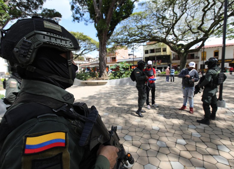 El Grupo de Operaciones Especiales (Goes) de la Policía comenzó los patrullajes en el casco urbano y rural de Betania, con acompañamiento del Ejército Nacional. FOTO Edwin BUSTAMANTE