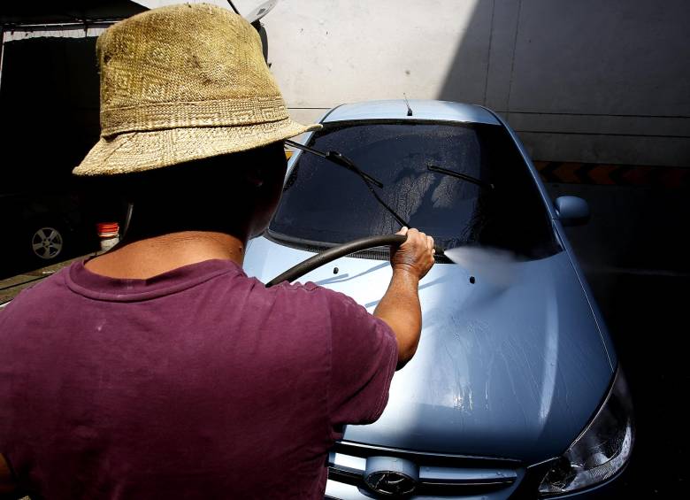 En Medellín, la Cámara de Comercio no tiene una cifra exacta de lavaderos de carros, sin embargo tiene registro de 1.441 locales de mantenimiento y reparación de vehículos. FOTO henry agudelo