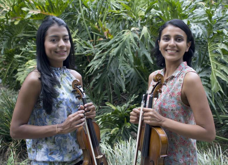 Clara y Ana María Rojas son músicas profesionales, hermanas que empezaron a estudiar en el programa de la Red de Escuelas, en Manrique. Una historia familiar. FOTO cortesía filarmed.