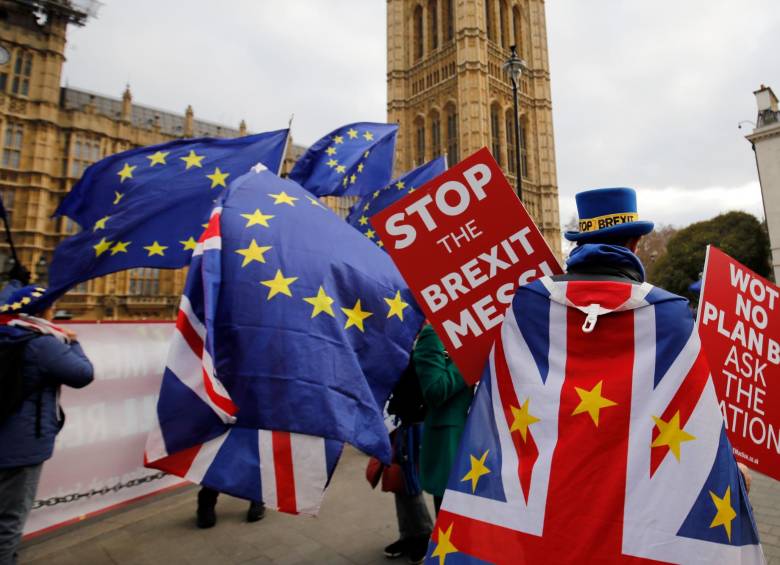 Ayer se presentaron protestas a las afueras del parlamento británico para manifestar su descontento con la salida de Reino Unido de la UE. Otros piden que este retiro se haga pronto. FOTO AFP