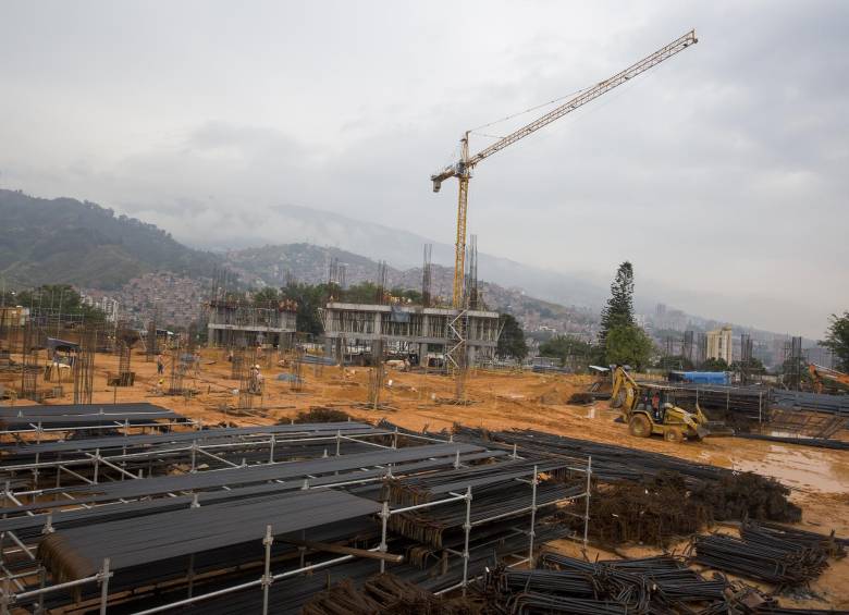En el terreno que ocupaba la cárcel El Buen Pastor se construye este espacio educativo para formar a jóvenes en programas con pertinencia para el empleo. FOTO Esteban Vanegas