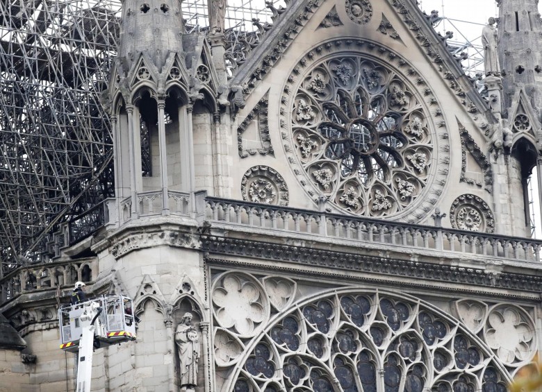 Philippe Marsset, vicario general de Notre Dame, fue uno de los primeros en poder entrar en la catedral gótica, cuyos arcos esculpidos estaban ennegrecidos por el humo, la noche del lunes, después que el fuego fuera controlado. FOTO EFE