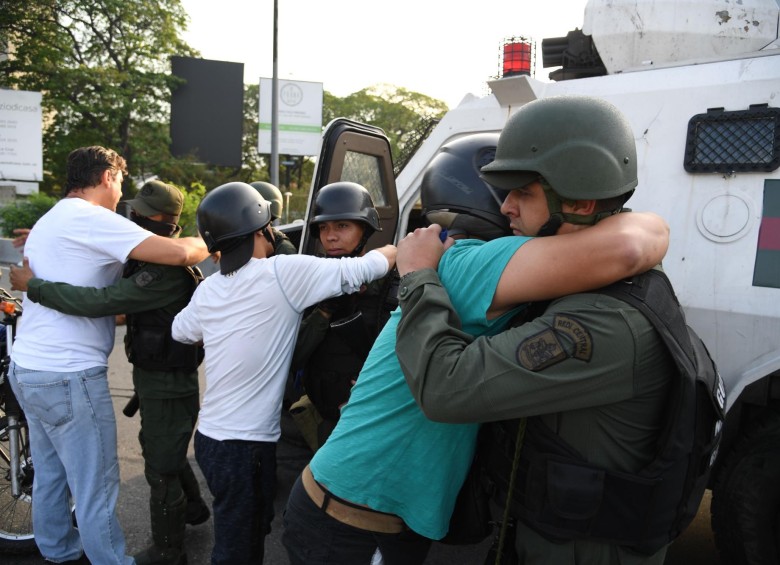 Opositores agradecían con abrazos a los militares que decidieron estar “del lado correcto de la historia”. FOTO: AFP