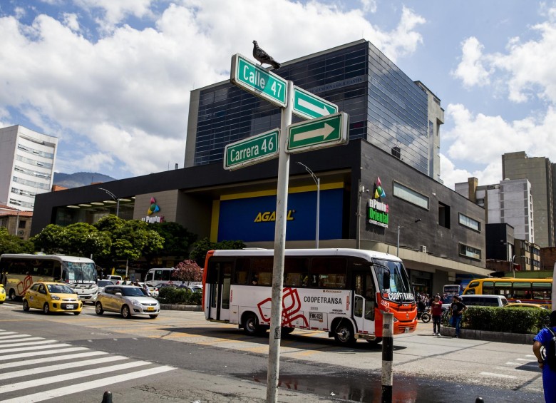Dentro de la unificación del Transporte Público de Medellín (TPM), la alcaldía trabaja con 39 empresas. Hay siete colores distintivos, más los integrados del metro, dependiendo de la zona de circulación. FOTO JULIO CÉSAR HERRERA