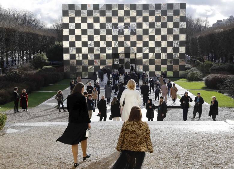 Rosalía revoluciona París con su actuación arrolladora en el desfile de  Louis Vuitton