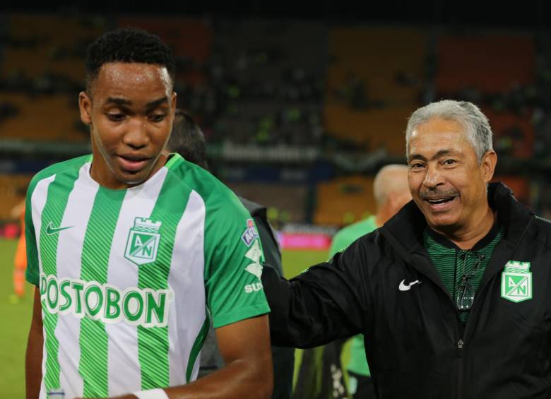 Hayen Palacios, al lado del profesor León Fernando Villa. El habilidoso juvenil, llamado a figurar en 2019 con Nacional, también es pretendido por San Lorenzo. FOTO Cortesía atlético nacional