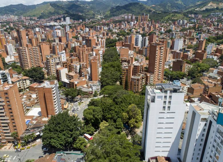La ciudad consolidó el segundo conglomerado público del país con activos por $82 billones. Panorámica del occidente de Medellín. Foto: Esteban Vanegas Londoño