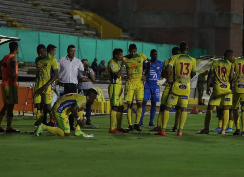Los jugadores tuvieron que esperar a un costado de la cancha a que regresa el fluido eléctrico. FOTO COLPRENSA