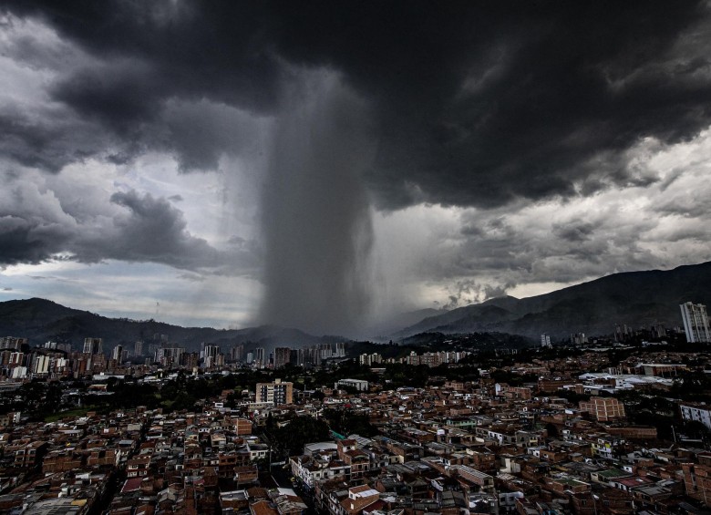 Así se veía el hongo de lluvia desde el sector Pilsen en Itagüí. FOTOS JAIME PÉREZ