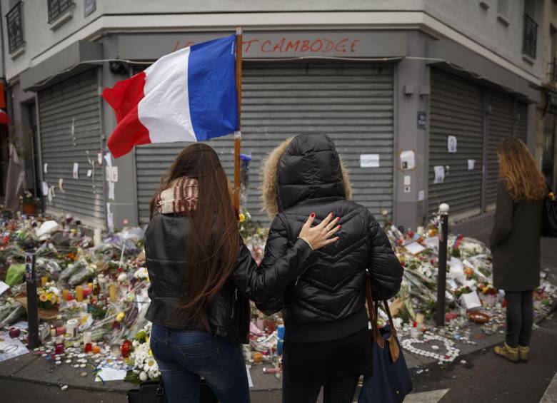 La vigilia continúa cerca de los lugares en los que ocurrieron los actos terroristas. FOTO AP. 