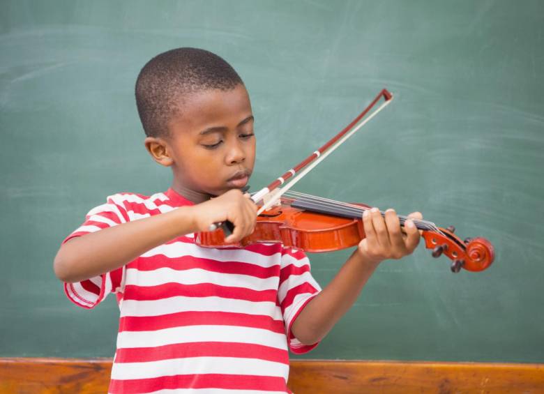 Entre las técnicas que maneja la musicoterapia se encuentra la interpretación musical, la repetición de letras o ritmos e incluso la creación de melodías. FOTO SSTOCK