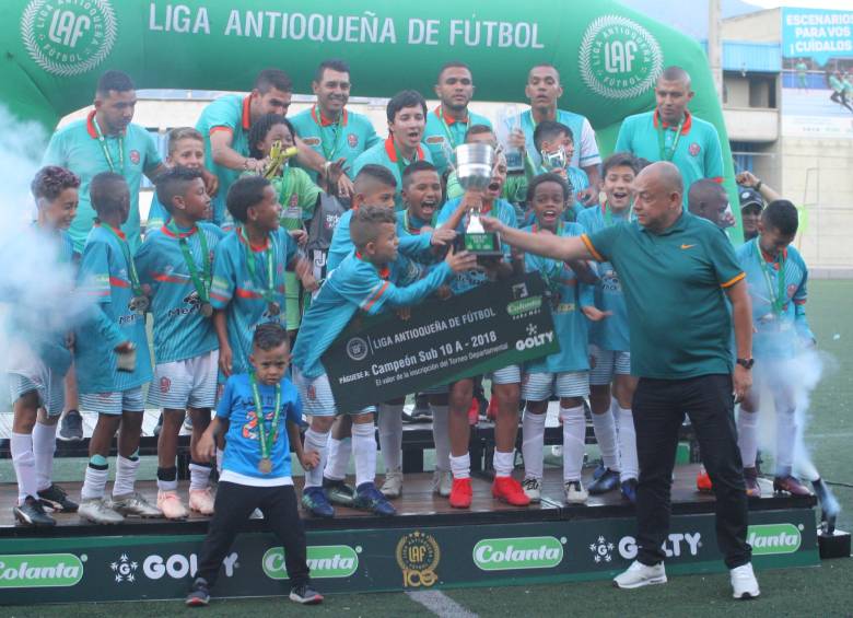 El técnico Walter Restrepo fue campeón con el club Estudiantil en sub-10 A. Juan M. Cardona, goleador.