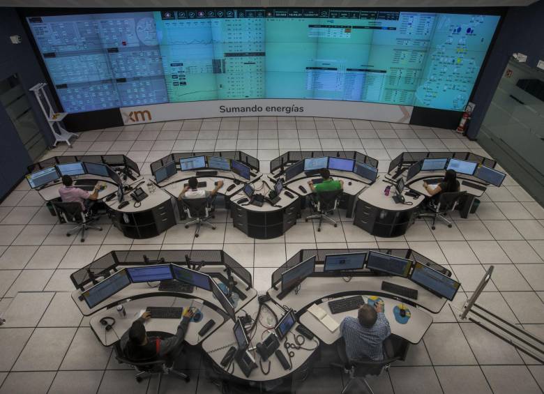 Desde esta sala, ubicada en la sede de ISA en El Poblado, se controlan todas las variables energéticas del país. Son 36 profesionales que trabajan en grupos de 6. FOTO julio césar herrera