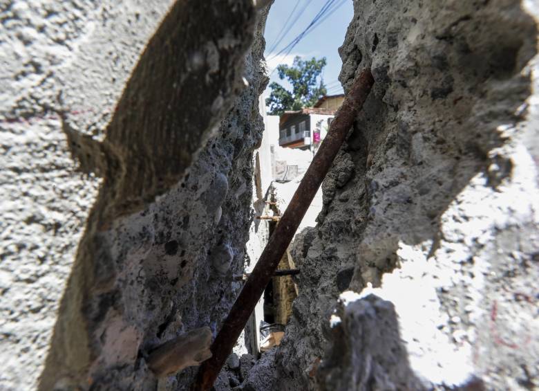 En el barrio Ancón en Copacabana se puede ver a través de las grietas por la falla geológica. Foto: Jaime Pérez Munévar