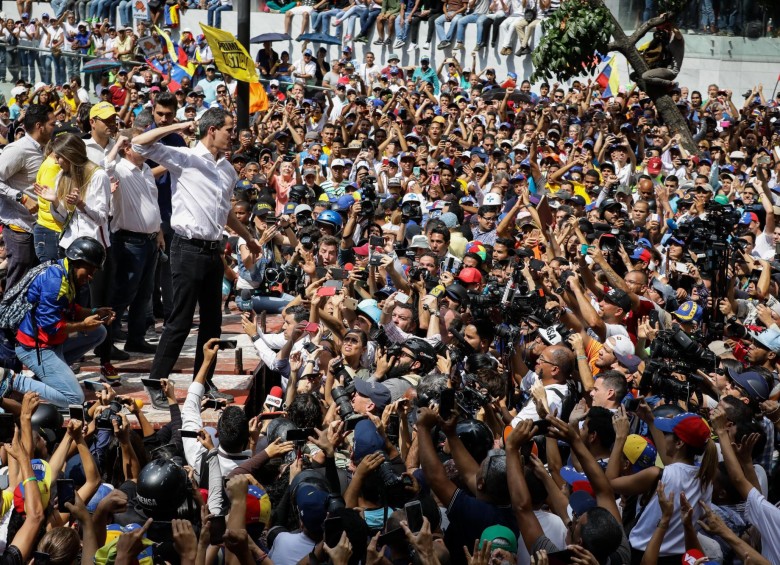 El jefe del Parlamento, Juan Guaidó, se une a los opositores del Gobierno de Nicolás Maduro en las marchas de este sábado en Caracas (Venezuela). FOTO EFE