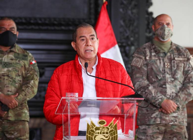 Acompañado de la cúpula militar, el primer ministro de Perú, Walter Martos, rechazó lo que calificó como “intento de golpe de Estado” contra Vizcarra. FOTO EFE