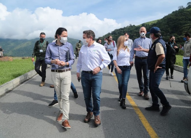 La comisión del Gobierno Nacional que visita las obras de Hidroituango estuvo acompañada por el gerente general y otros funcionarios de EPM. FOTO CORTESÍA EPM