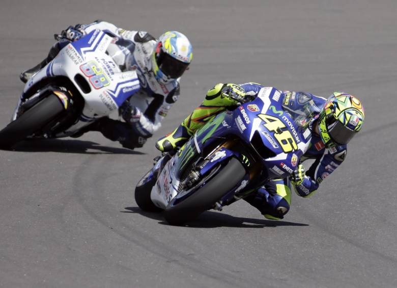 En la imagen, Hernández (68) siguiéndole los pasos a Rossi. Buen día de prácticas ayer para el piloto colombiano que buscará hoy una buena posición en las clasificaciones. FOTO cortesía motoGP 