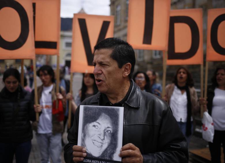 Bogotá. 6 Noviembre 2016. Se conmemoran 31 años del Holocausto del Palacio de Justicia. Familiares de los desaparecidos rinden una sentida ceremonia en la Plaza de Bolivar. FOTO COLPRENSA