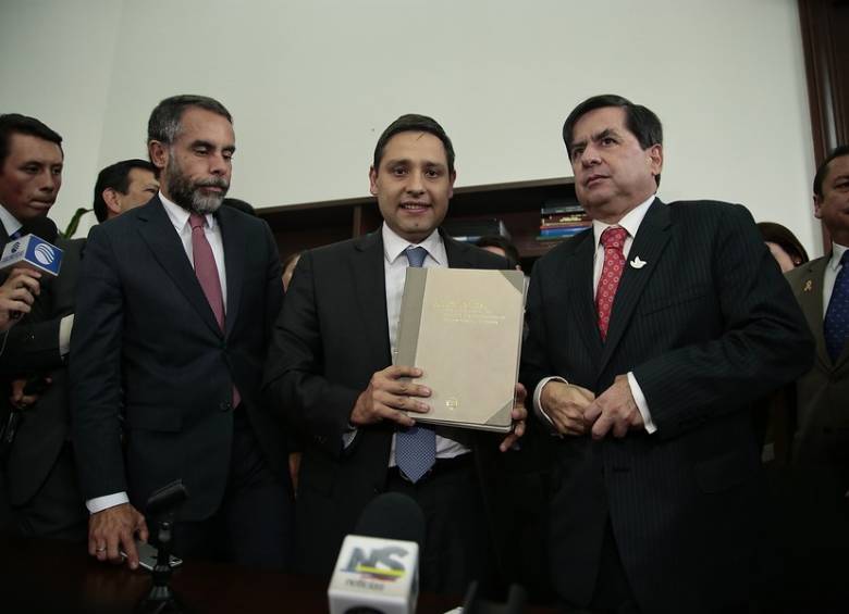 Mauricio Lizcano, presidente del Senado, sostiene el nuevo acuerdo entre el Gobierno y las Farc. FOTO Colprensa