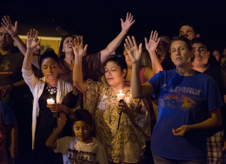 En la noche del domingo, los habitantes de Sutherland Springs se congregaron en oración por las víctimas. FOTO AFP