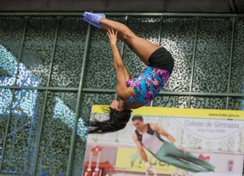 En acción aparece la antioqueña Gerelyn Atehortúa, reserva de la Selección Colombia por una decisión arbitraria de la Federación, luego de ganarse el cupo en el Nacional. FOTO Jaime Pérez