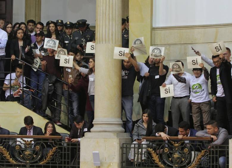 Ciudadanos manifiestan su apoyo a la consulta anticorrupción de agosto de 2018 en las instalaciones del Congreso. FOTO Colprensa