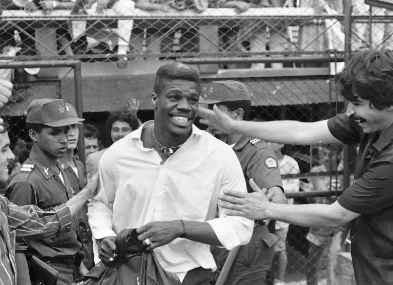 Uno a uno los jugadores fueron recibidos en el Atanasio. Aquí Luis Carlos Perea.