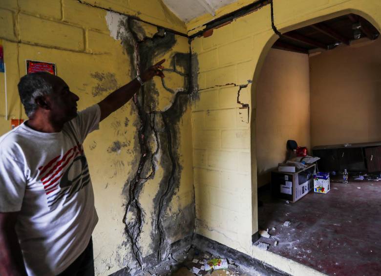 1- Las grietas en la casa de Raúl Ortega, quien hoy reside en Girardota por los daños en su vivienda. 2- Casas al margen del río y estación Ancón del Ferrocarril, deteriorada por el movimiento en masa. FOTOS julio césar herrera. 
