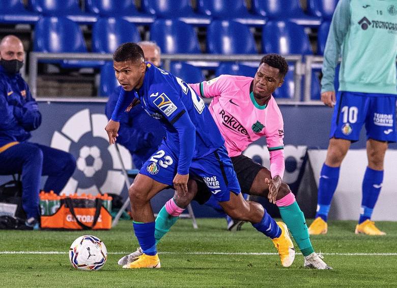El Getafe del Colombiano Juan Camilo “Cucho” Hernández (uniforme azul), quien jugó 90 minutos, venció a Barcelona, resultado histórico para el recién ascendido. FOTO EFE