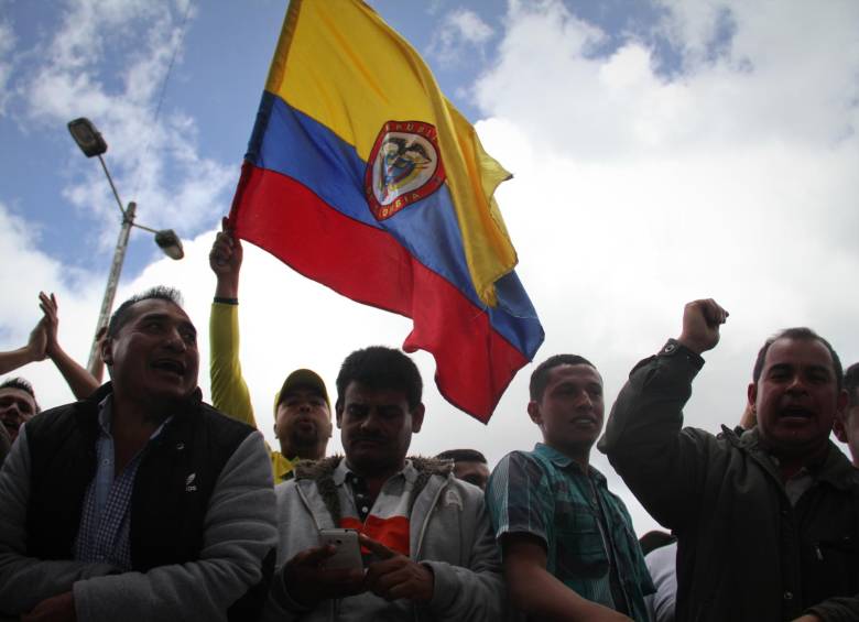 Ayer camioneros protestaron frente al Ministerio de Transporte y Gobierno se levantó de la mesa por accidente vehicular de gobernador de Boyacá. FOTO colprensa y cortesía @Yannethfracica