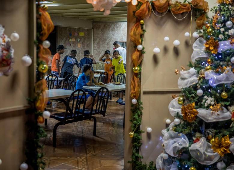 Sin poder disfrutar de una entrega de regalos y buenos deseos en familia, como ocurre en esta época, un grupo de niños tuvo que pasar la Navidad en un hogar de paso en Caracas. FOTO efe